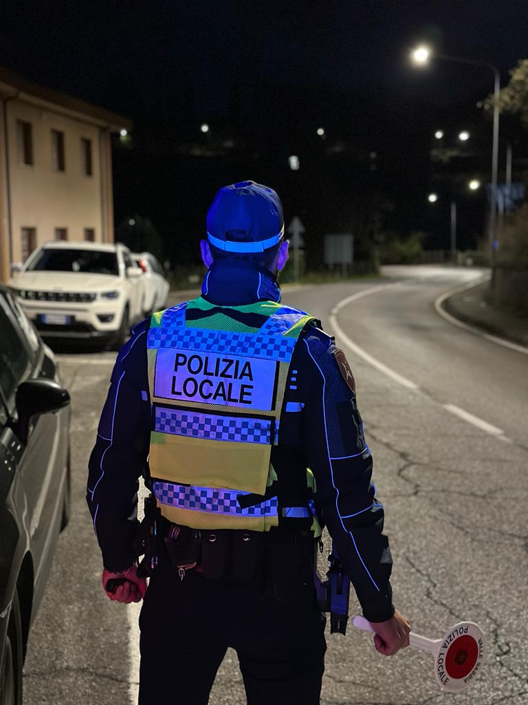 Gira con il lampeggiante blu in auto ma non è un poliziotto: denunciato -  Genova 24